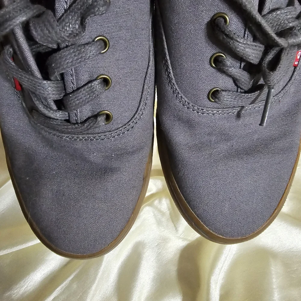 Women's Levi's Gray Sneakers, Size 6